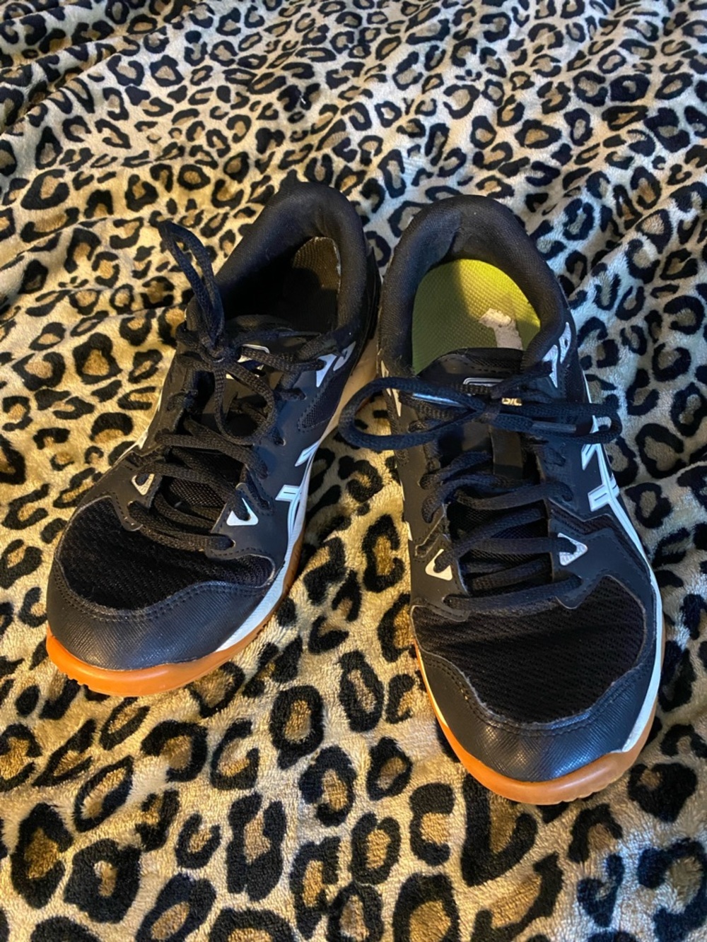 ASICS gel rocket size 8